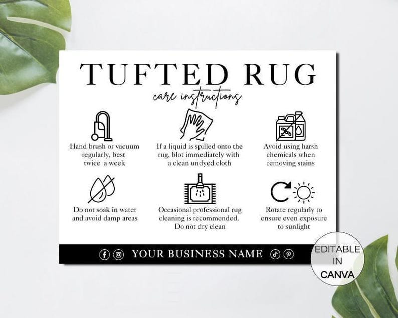 Puede incluir: Una tarjeta rectangular blanca con texto negro titulada TUFTED RUG care instructions. Presenta seis iconos de l&iacute;nea negra con texto que explica pasos de mantenimiento como aspirar, absorber derrames, evitar qu&iacute;micos y rotar la alfombra.
