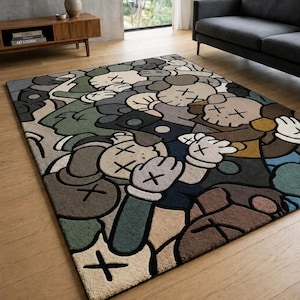 Puede incluir: Una alfombra rectangular con un patr&oacute;n repetitivo de figuras estilo dibujos animados con ojos en forma de X y manos enguantadas. El dise&ntilde;o utiliza una paleta de colores apagados en beige, verde oliva, azul oscuro, marr&oacute;n y gris.