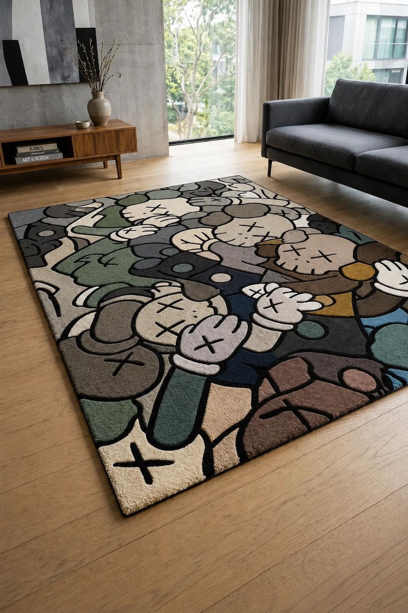 Puede incluir: Una alfombra rectangular con un patr&oacute;n repetitivo de figuras estilo dibujos animados con ojos en forma de X y manos enguantadas. El dise&ntilde;o utiliza una paleta de colores apagados en beige, verde oliva, azul oscuro, marr&oacute;n y gris.