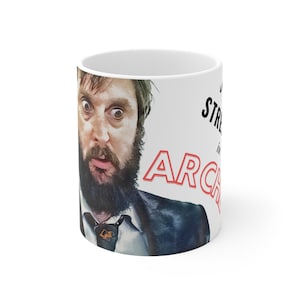 Könnte beinhalten: Weiße Keramiktasse mit dem Gesicht eines überraschten Mannes und dem Wort "ARCH" in Rot. Auch anderer Text in Schwarz ist sichtbar. Der Mann trägt einen Anzug und eine Krawatte.