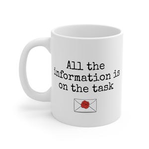Może przedstawiać: Biały ceramiczny kubek z napisem "All the information is on the task" w czarnym, maszynowym kroju pisma. Poniżej znajduje się mała ilustracja koperty z czerwoną pieczęcią woskową. Kubek ma zakrzywiony uchwyt.