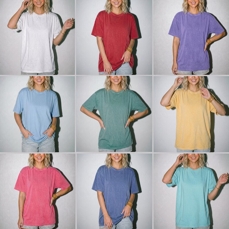 Pode incluir: Uma cole&ccedil;&atilde;o de nove camisetas de manga curta com gola redonda em v&aacute;rias cores s&oacute;lidas, incluindo branco, vermelho, roxo, azul claro, verde, amarelo, rosa, azul escuro e turquesa, cada uma com um corte relaxado e um design cl&aacute;ssico.