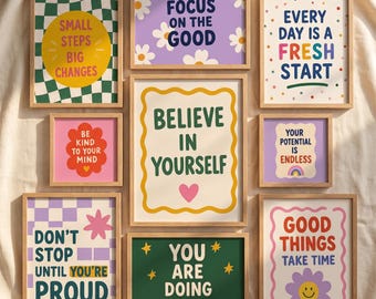 Pode incluir: Uma coleção de nove quadros decorativos com textos motivacionais coloridos e designs gráficos, incluindo margaridas, padrões de xadrez e rostos sorridentes. As artes contêm frases como Small Steps Big Changes, Focus On The Good, Every Day Is A Fresh Start, Be Kind To Your Mind, Believe In Yourself, Your Potential Is Endless, Don't Stop Until You're Proud, You Are Doing Great e Good Things Take Time.