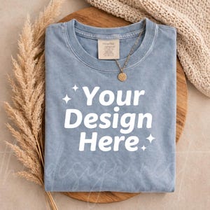 以下が含まれることがあります： クリーム色、ライトグレー、ダークグレーの3色の、つや消し仕上げの陶器製マグカップのセット。各マグカップはシンプルでミニマルなデザインで、丸みを帯びたハンドルが付いています。