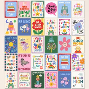 Peut inclure: Une collection de trente cartes rectangulaires présentant des illustrations colorées et des textes de motivation. Chaque carte affiche des motifs uniques incluant des étoiles, des animaux, des fleurs et des arcs-en-ciel avec des phrases comme Read Day, Be Kind et Reach High.