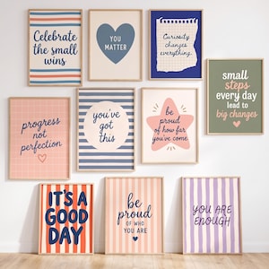 Könnte beinhalten: Eine Sammlung von zehn gerahmten Wandbildern mit motivierenden Zitaten und farbenfrohen Mustern. Die Designs umfassen Streifen, Gitter und Formen wie Herzen und Sterne in Blau, Rosa, Orange, Grün und Violett mit verschiedenen Texten.