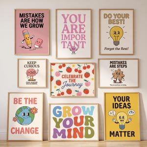 Può includere: Un set di nove poster incorniciati con citazioni motivazionali e illustrazioni colorate tra cui una matita, una lampadina, un cervello, fragole, un globo e pezzi di puzzle con testi come Mistakes Are How We Grow e Grow Your Mind.
