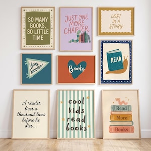 Op de afbeelding: Een collectie van negen ingelijste wandposters met boekthema's, illustraties en typografie. De ontwerpen bevatten citaten zoals So Many Books, So Little Time, Just One More Chapter en Lost in a Story, samen met kleurrijke boek- en dierengrafieken.