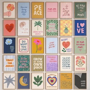Könnte beinhalten: Eine Sammlung von dreißig rechteckigen Wandkunstdrucken, die in einem Raster angeordnet sind und verschiedene motivierende Zitate, Blumenillustrationen, Herzen und abstrakte Formen in einer vielfältigen Farbpalette mit Rosa, Blau, Gelb und Grün zeigen.
