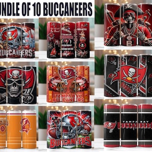 Puede incluir: Un conjunto de diez vasos temáticos de los Tampa Bay Buccaneers. Los diseños presentan el logotipo del equipo, cascos e imágenes de piratas en rojo, negro y peltre. Algunos vasos tienen el texto "Buccaneers" y "Tampa Bay Buccaneers".