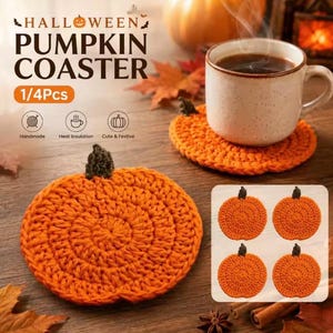 Pode incluir: Um conjunto de quatro porta-copos redondos de crochê laranja em forma de abóbora com hastes verde-escuras. O texto na imagem diz HALLOWEEN PUMPKIN COASTER 1/4Pcs, Handmade, Heat Insulation e Cute & Festive.
