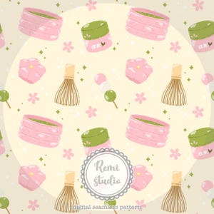 Könnte beinhalten: Ein digitales nahtloses Muster mit Matcha-Tee-Elementen. Das Design umfasst rosa Schalen, Gläser mit grünem Deckel und japanischem Text, Schneebesen, rosa blütenförmige Süßigkeiten und Dango. Der Hintergrund ist hellbeige mit verstreuten Blumen und Sternen.