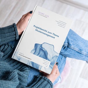 Könnte beinhalten: Ein weißes Buch mit dem Titel "Projektbericht zum Thema Mustermanagement" mit blauer abstrakter Kunst auf dem Umschlag. Das Buch wird von einer Person gehalten, die einen blauen Pullover und Jeans trägt.