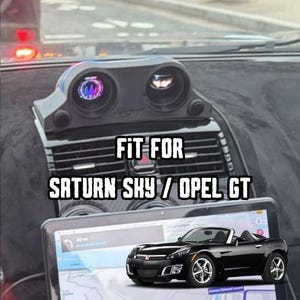 Può includere: Accessorio nero per cruscotto con la scritta "FIT FOR SATURN SKY / OPEL GT". L'accessorio ha due indicatori circolari con illuminazione colorata. Un tablet che mostra un'auto e una mappa è in primo piano.
