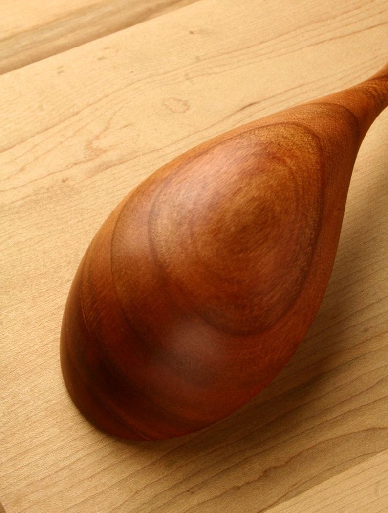 Grande mestolo di legno, cucchiaio per servire stufato e peperoncino, fatto a mano, cucchiaio da ciotola profondo, legno di ciliegio, utensile di legno, utensile da portata immagine 3