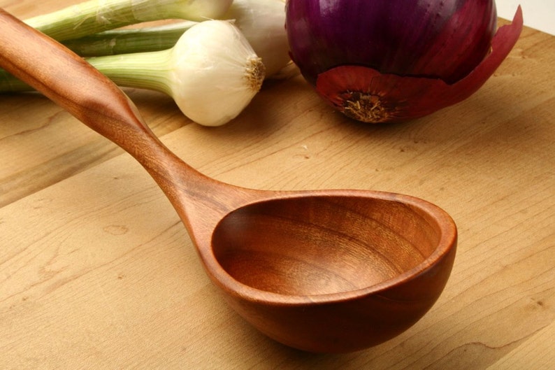 Grande mestolo di legno, cucchiaio per servire stufato e peperoncino, fatto a mano, cucchiaio da ciotola profondo, legno di ciliegio, utensile di legno, utensile da portata Cherry