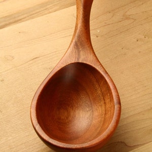 Grande mestolo di legno, cucchiaio per servire stufato e peperoncino, fatto a mano, cucchiaio da ciotola profondo, legno di ciliegio, utensile di legno, utensile da portata immagine 2
