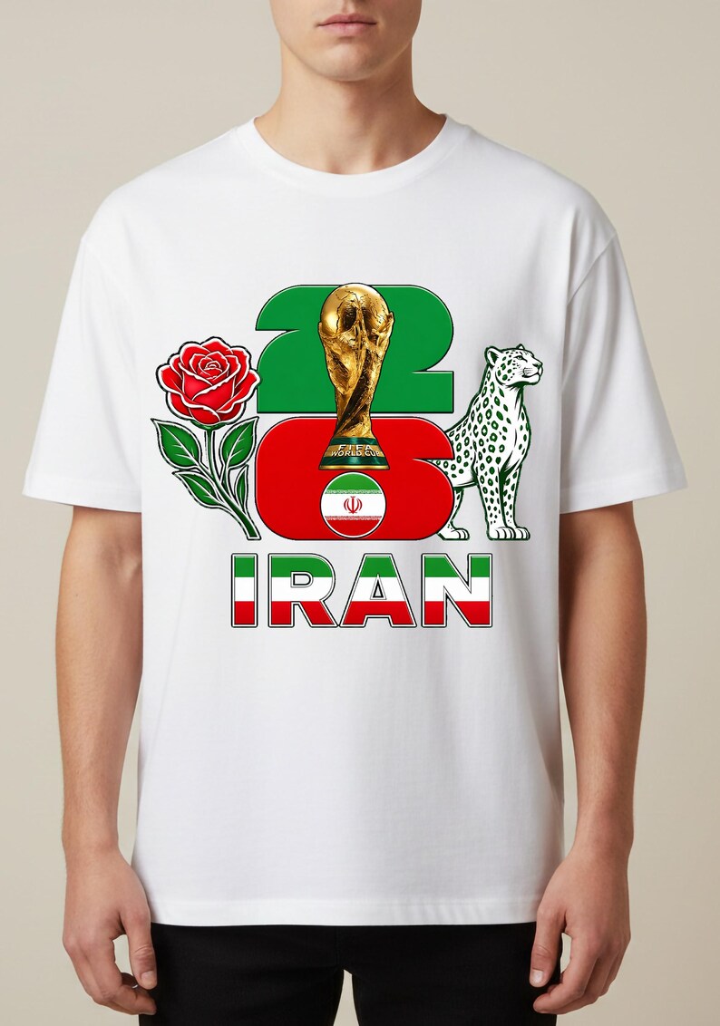 Puede incluir: Camiseta blanca con un dise&ntilde;o que incorpora los colores de la bandera iran&iacute;. El dise&ntilde;o incluye un trofeo dorado, una rosa roja, un guepardo y el n&uacute;mero "22". Tambi&eacute;n aparece la palabra "IRAN".