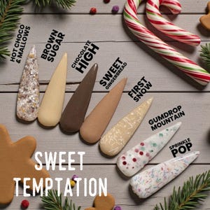 Könnte beinhalten: Eine Sammlung von Nagellackproben in verschiedenen Farben und Texturen, darunter Glitzer-, Uni- und Sprenkel-Finishes. Die Proben sind mit Namen wie "Hot Choco & Mallows" und "Sprinkle Pop" beschriftet. Der Satz "Sweet Temptation" ist ebenfalls sichtbar.