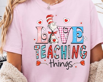 Camiseta de San Valentín para maestros con colores cómodos, inspirada en el Dr. Seuss, "Me encanta enseñar"