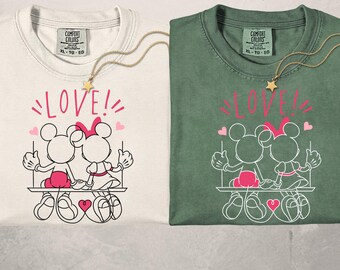 Camiseta a juego de Disney Couple Love de Comfort Colors, Mickey y Minnie para San Valentín