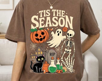 Vintage Halloween Comfort Colors T-Shirt: Retro Skeleton & Pumpkin