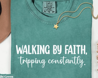 Camiseta inspiradora, cristiana y religiosa de Comfort Colors® Walking by Faith Tropezando constantemente