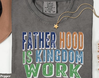 Camiseta Comfort Colors "La paternidad es obra del Reino", camiseta para papá cristiano, regalo basado en Proverbios 22:6
