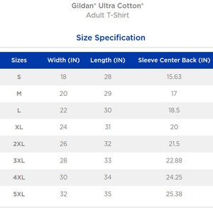 Op de afbeelding: Maattabel voor Gildan Ultra Cotton T-shirts voor volwassenen, met maten S tot en met 5XL met de bijbehorende breedte, lengte en mouwlengte in inches.