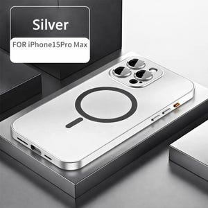 Op de afbeelding: Zilveren iPhone 15 Pro Max hoesje. De zilveren hoes heeft een zwart cirkelvormig ontwerp op de achterkant en een zwarte magnetische ring. De hoes heeft een uitsparing voor de camera. De tekst "Silver" en "FOR iPhone15Pro Max" worden linksboven weergegeven.