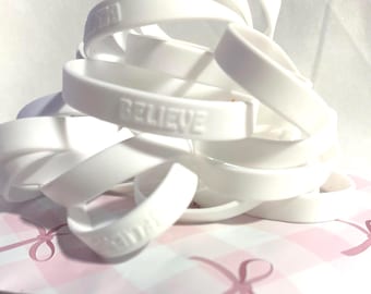 Bandas de silicona para zapatillas de animadora, con la palabra "Believe" en relieve.