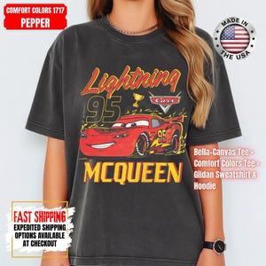 Camiseta vintage de Rayo McQueen Comfort Colors, camiseta de Disney Pixar Cars, camiseta retro con estampado de McQueen, camiseta para viaje de vacaciones familiares de Disney 2026 imagen 12