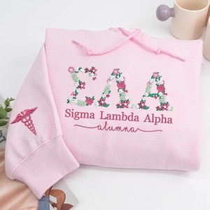 Broderad blommig bokstavshoodie - Anpassad grekisk universitetskläder - Gåva för kvinnoföreningen bild 2