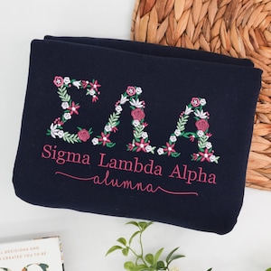 Broderad blommig bokstavshoodie - Anpassad grekisk universitetskläder - Gåva för kvinnoföreningen bild 3