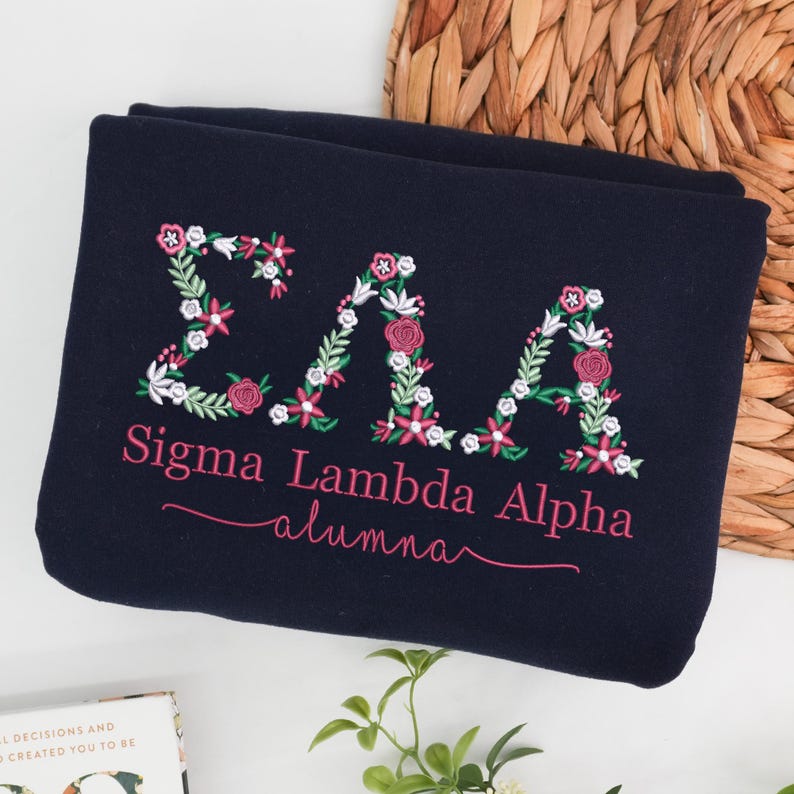 Broderad blommig bokstavshoodie - Anpassad grekisk universitetskläder - Gåva för kvinnoföreningen bild 3