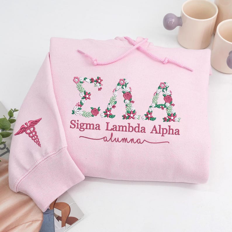 Broderad blommig bokstavshoodie - Anpassad grekisk universitetskläder - Gåva för kvinnoföreningen bild 2