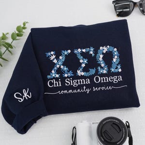 Broderad blommig bokstavshoodie - Anpassad grekisk universitetskläder - Gåva för kvinnoföreningen bild 4