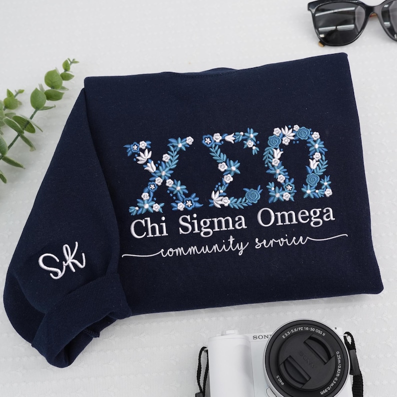 Broderad blommig bokstavshoodie - Anpassad grekisk universitetskläder - Gåva för kvinnoföreningen bild 4