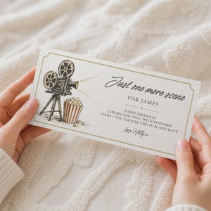 Puede incluir: Un vale de regalo rectangular con una ilustración de un proyector de cine antiguo y un cubo de palomitas. El texto dice: Just one more scene FOR JAMES, HAPPY BIRTHDAY, CINEMA FOR TWO, WITH POPCORN, LEEDS, YOU CHOOSE THE FILM AND DATE, Love, Holly.