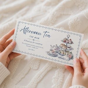 Puede incluir: Una tarjeta rectangular blanca con un borde festoneado azul que presenta el texto Afternoon Tea FOR MUM, A thank you for everything, Tea, sandwiches and warm scones for two, Harrogate - 22 May 2023, Love, Alice x, y una ilustración de té.