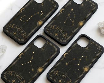 Puede incluir: Cuatro fundas de teléfono rectangulares negras con diseños celestiales dorados. Cada funda muestra una constelación del zodiaco única, incluyendo Escorpio, Géminis, Cáncer y Leo, con nombres en cintas doradas e iconos de sol y luna.