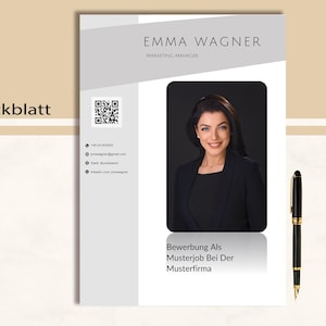 Op de afbeelding: Een professionele CV-sjabloon met de naam "EMMA WAGNER" en de titel "MARKETING MANAGER". Het bevat een foto van een vrouw in een zwarte blazer, een QR-code, contactgegevens en een zwart-gouden pen. De tekst "Deckblatt" is zichtbaar.
