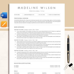 Op de afbeelding: Een cv-sjabloon met de naam "Madeline Wilson" bovenaan. Het document bevat secties voor professioneel overzicht, werkervaring en opleiding. Een zwarte pen, paperclips en een punaise bevinden zich aan de rechterkant.