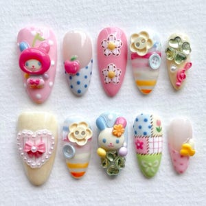 Op de afbeelding: Een set van drie keramische mokken met een gespikkelde, matte afwerking. De mokken zijn in tinten crème, lichtgrijs en donkergrijs. Elke mok heeft een eenvoudig, minimalistisch ontwerp, perfect voor koffie of thee.