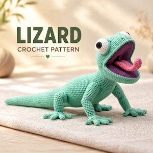 Puede incluir: Una lagartija de ganchillo verde, con una lengua rosa y boca morada. La lagartija tiene grandes ojos blancos con pupilas negras. El texto "LIZARD CROCHET PATTERN" se muestra encima de la lagartija. La lagartija está sobre una superficie beige.