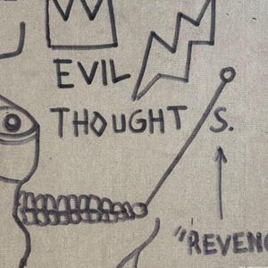 Op de afbeelding: Een ingelijst kunstwerk met een zwarte inkttekening op een beige achtergrond. De tekening bevat een kroon, een bliksemschicht en een schedelomtrek met de woorden "EVIL THOUGHT/S." en "REVENGE" tussen aanhalingstekens. Een pijl wijst omhoog.