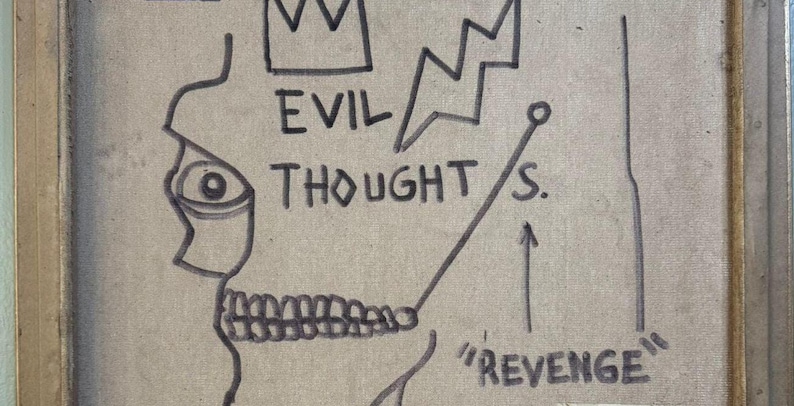 Op de afbeelding: Een ingelijst kunstwerk met een zwarte inkttekening op een beige achtergrond. De tekening bevat een kroon, een bliksemschicht en een schedelomtrek met de woorden "EVIL THOUGHT/S." en "REVENGE" tussen aanhalingstekens. Een pijl wijst omhoog.