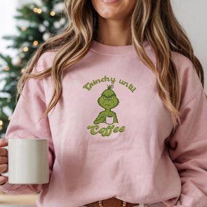 Sweat-shirt Grinchy jusqu'au café, pull de Noël drôle, chemise Grinch Face Holiday Coffee Lover, cadeau de Noël pour elle lui, graphique rétro Grinch