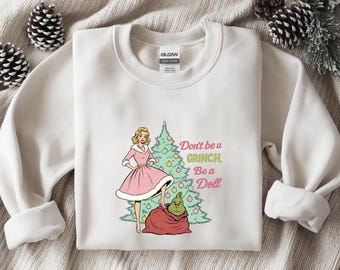Suéter de cuello redondo "No seas un Grinch, sé una muñeca", suéter de Navidad del Grinch, camisa vintage de Barbie, top navideño para mujer, camisa navideña coqueta, Grinch retro