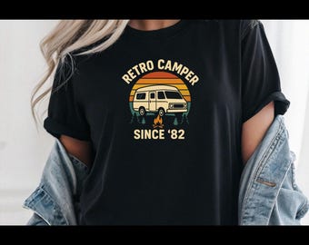 Camiseta Retro Camper Since ’82, Camiseta Vintage para Camping en Autocaravana, Camiseta Vintage para Furgoneta Camper, Camiseta de Aventura para Viajes por Carretera, Regalo para Campistas y Viajeros